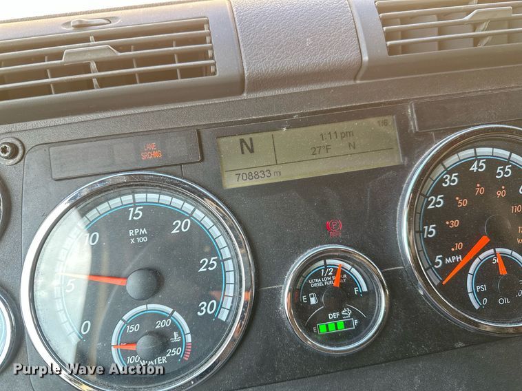 image for item DV0572 2017 Freightliner  Cascadia  semi truck