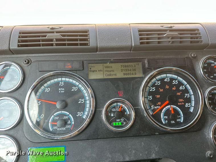 image for item DV0572 2017 Freightliner  Cascadia  semi truck