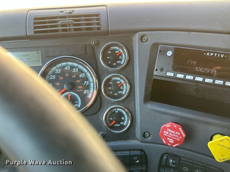 image for item DV0572 2017 Freightliner  Cascadia  semi truck