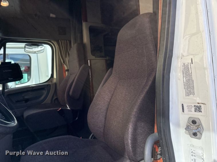 image for item DV0572 2017 Freightliner  Cascadia  semi truck