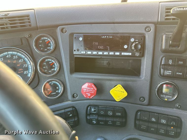 image for item DV0572 2017 Freightliner  Cascadia  semi truck