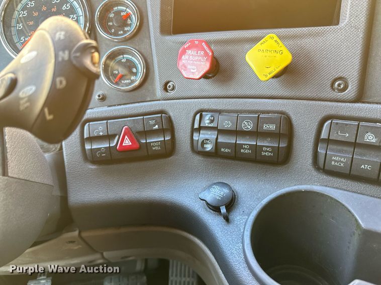 image for item DV0572 2017 Freightliner  Cascadia  semi truck