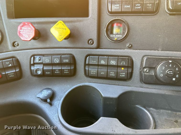 image for item DV0572 2017 Freightliner  Cascadia  semi truck