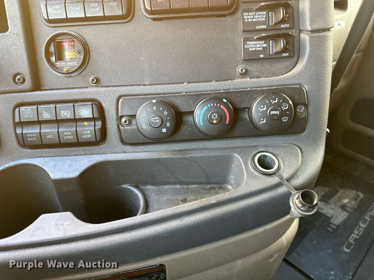 image for item DV0572 2017 Freightliner  Cascadia  semi truck