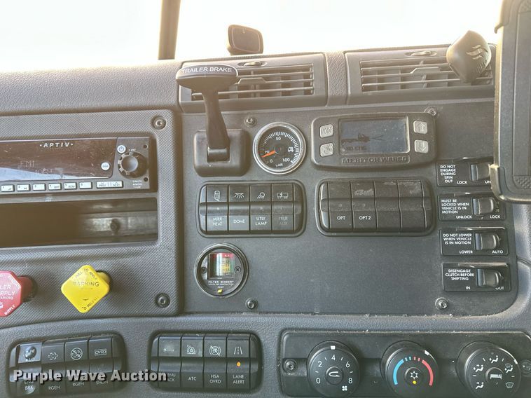 image for item DV0572 2017 Freightliner  Cascadia  semi truck