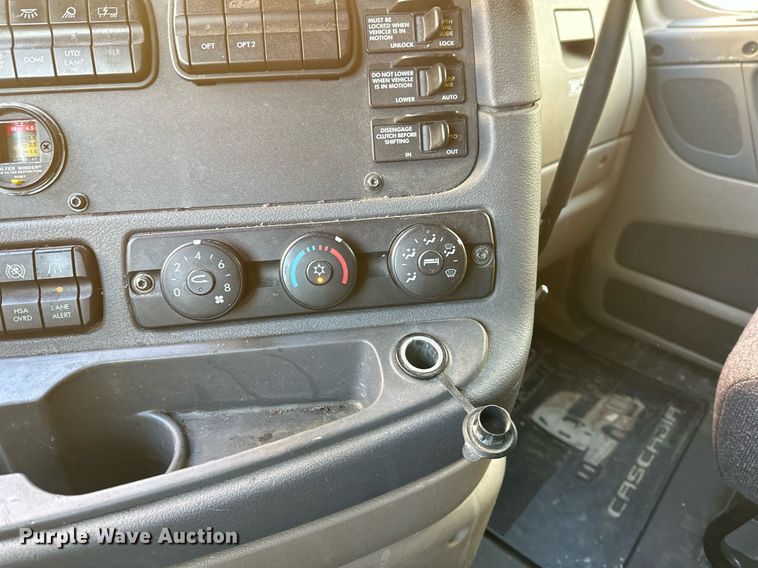 image for item DV0572 2017 Freightliner  Cascadia  semi truck