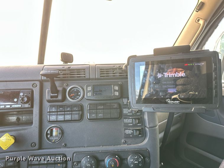 image for item DV0572 2017 Freightliner  Cascadia  semi truck