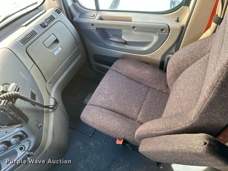 image for item DV0572 2017 Freightliner  Cascadia  semi truck