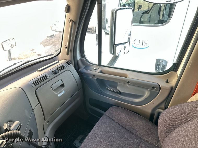 image for item DV0572 2017 Freightliner  Cascadia  semi truck