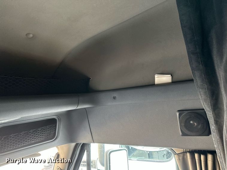 image for item DV0572 2017 Freightliner  Cascadia  semi truck