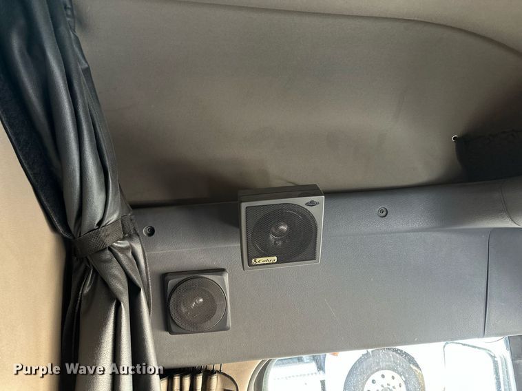 image for item DV0572 2017 Freightliner  Cascadia  semi truck