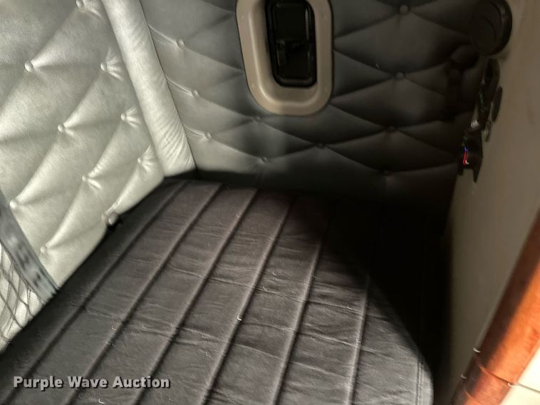 image for item DV0572 2017 Freightliner  Cascadia  semi truck