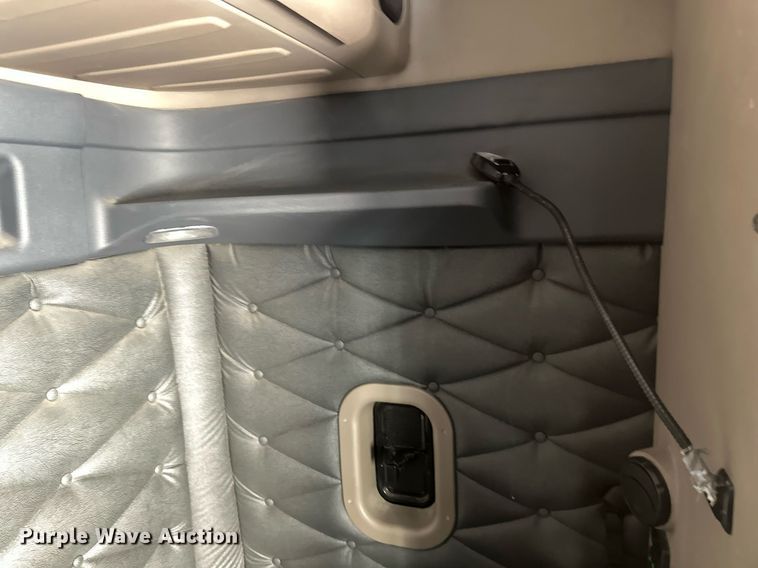 image for item DV0572 2017 Freightliner  Cascadia  semi truck