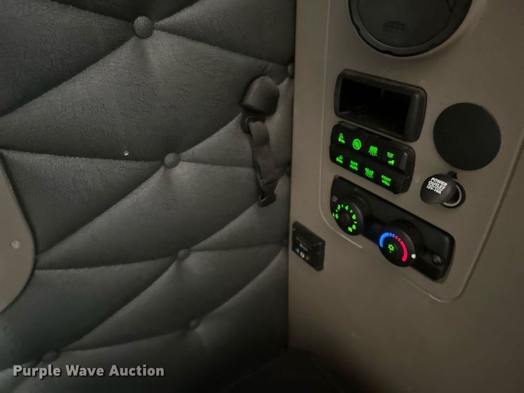 image for item DV0572 2017 Freightliner  Cascadia  semi truck