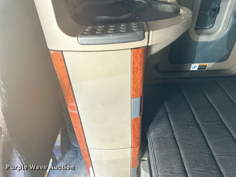 image for item DV0572 2017 Freightliner  Cascadia  semi truck