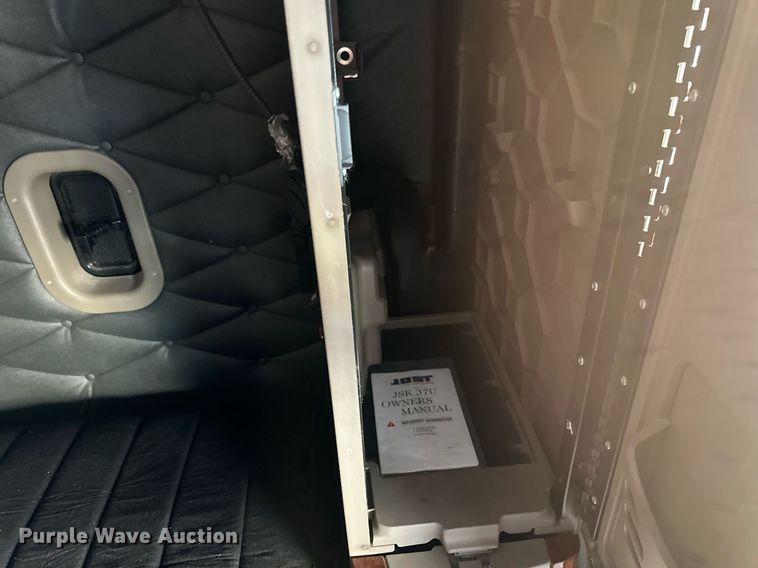 image for item DV0572 2017 Freightliner  Cascadia  semi truck