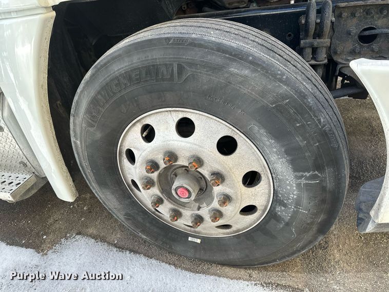 image for item DV0572 2017 Freightliner  Cascadia  semi truck