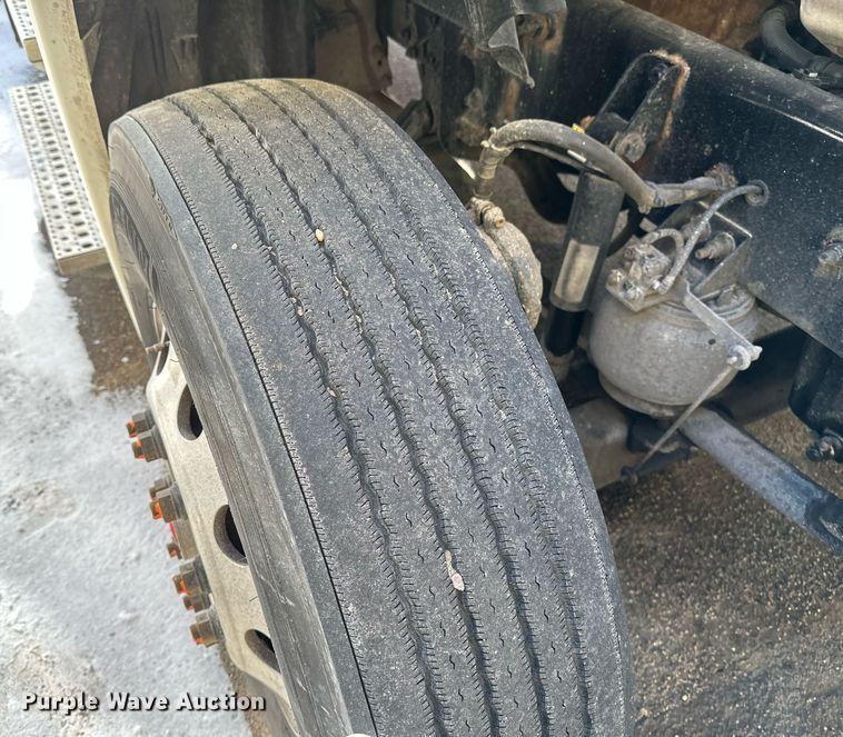 image for item DV0572 2017 Freightliner  Cascadia  semi truck