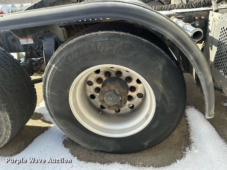 image for item DV0572 2017 Freightliner  Cascadia  semi truck