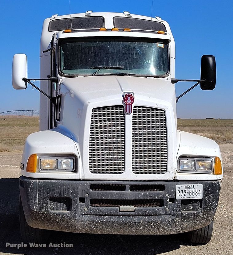 image for item DV6661 2007 Kenworth  T600 semi truck