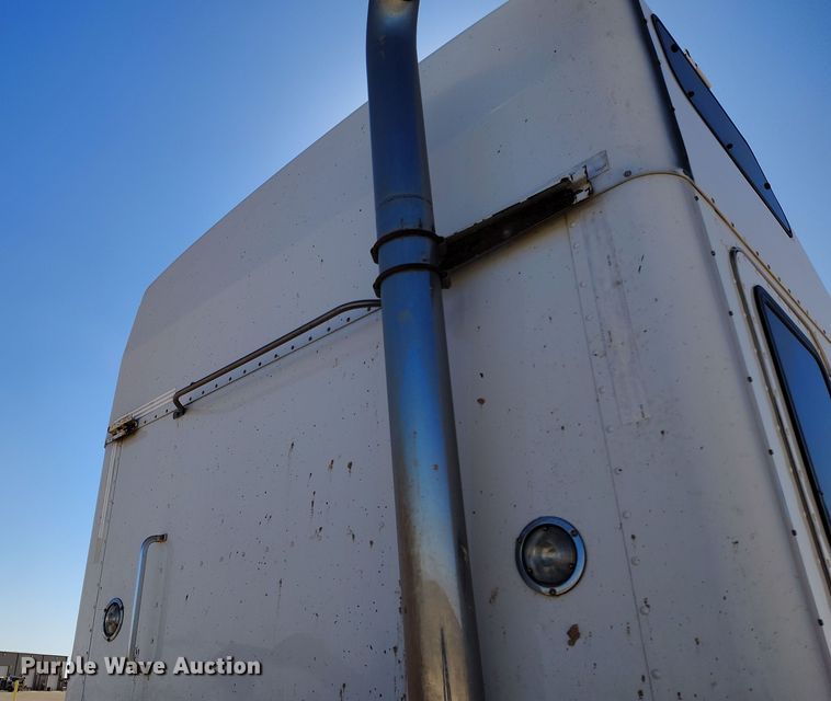 image for item DV6661 2007 Kenworth  T600 semi truck