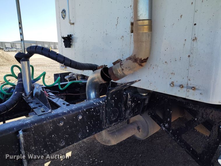 image for item DV6661 2007 Kenworth  T600 semi truck