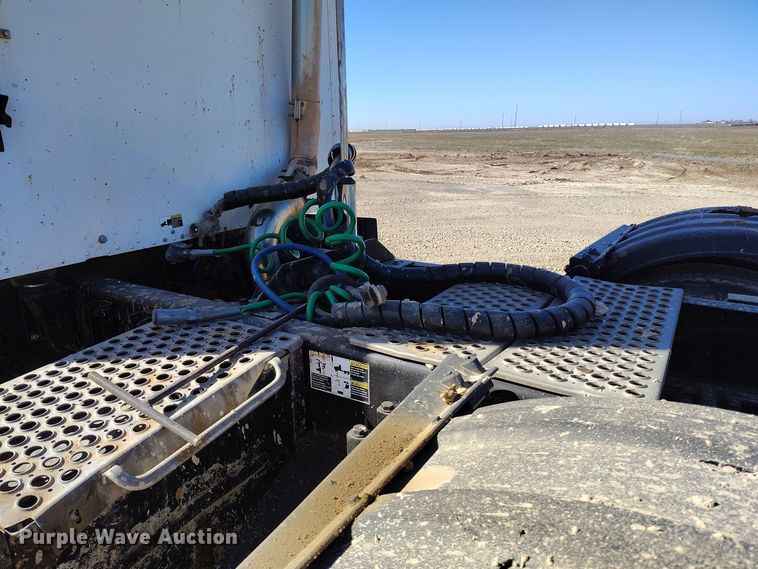 image for item DV6661 2007 Kenworth  T600 semi truck