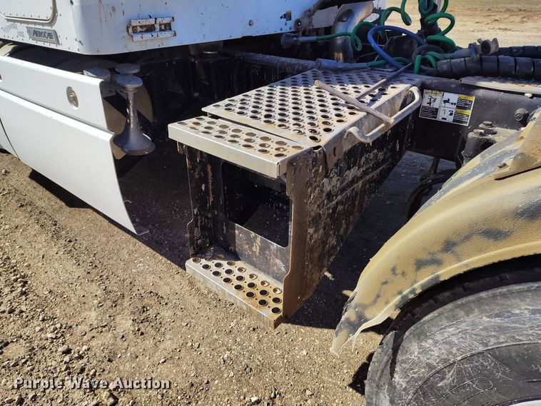 image for item DV6661 2007 Kenworth  T600 semi truck