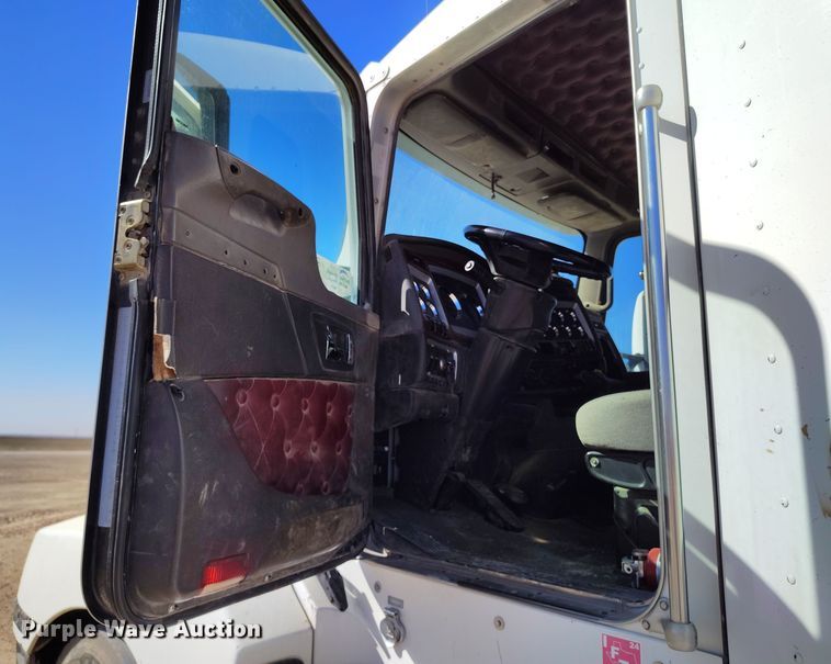 image for item DV6661 2007 Kenworth  T600 semi truck