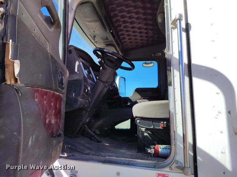 image for item DV6661 2007 Kenworth  T600 semi truck