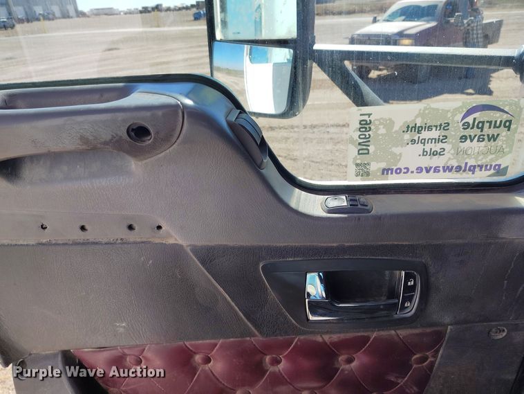 image for item DV6661 2007 Kenworth  T600 semi truck