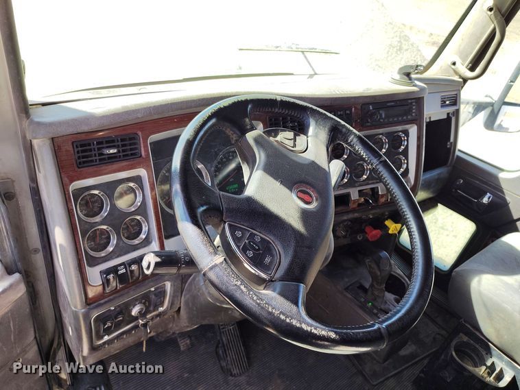image for item DV6661 2007 Kenworth  T600 semi truck