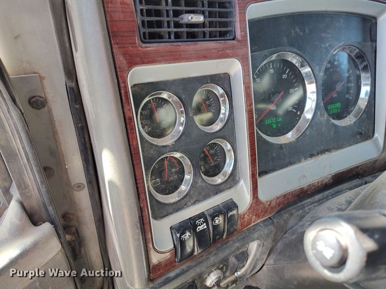 image for item DV6661 2007 Kenworth  T600 semi truck