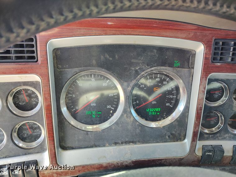 image for item DV6661 2007 Kenworth  T600 semi truck