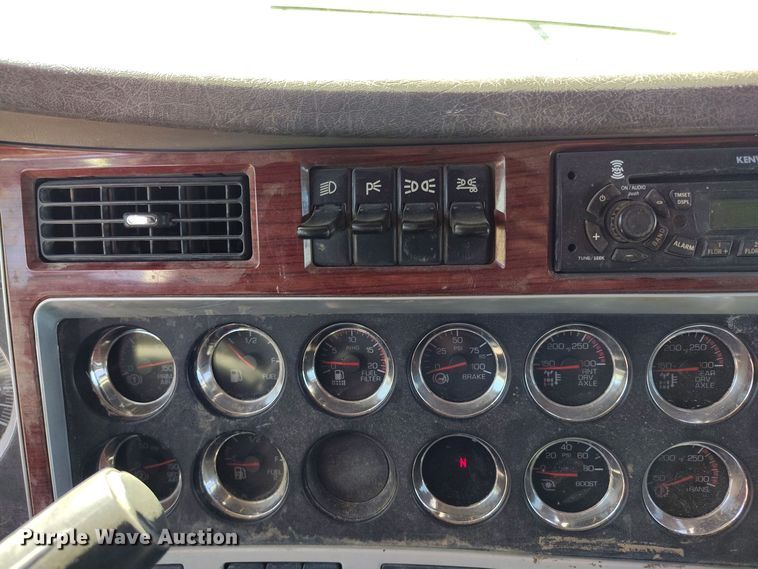 image for item DV6661 2007 Kenworth  T600 semi truck