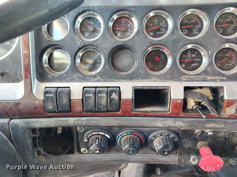 image for item DV6661 2007 Kenworth  T600 semi truck