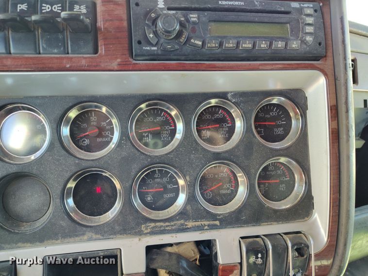 image for item DV6661 2007 Kenworth  T600 semi truck