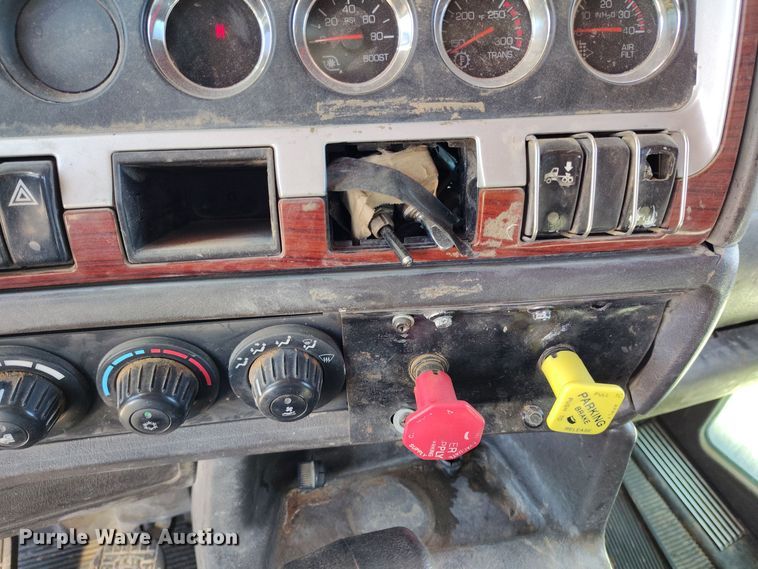 image for item DV6661 2007 Kenworth  T600 semi truck