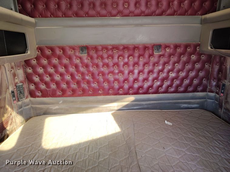 image for item DV6661 2007 Kenworth  T600 semi truck