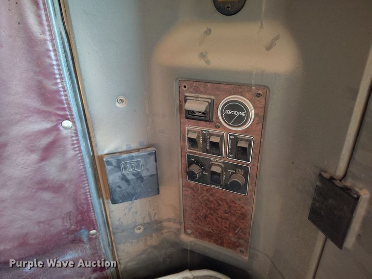 image for item DV6661 2007 Kenworth  T600 semi truck