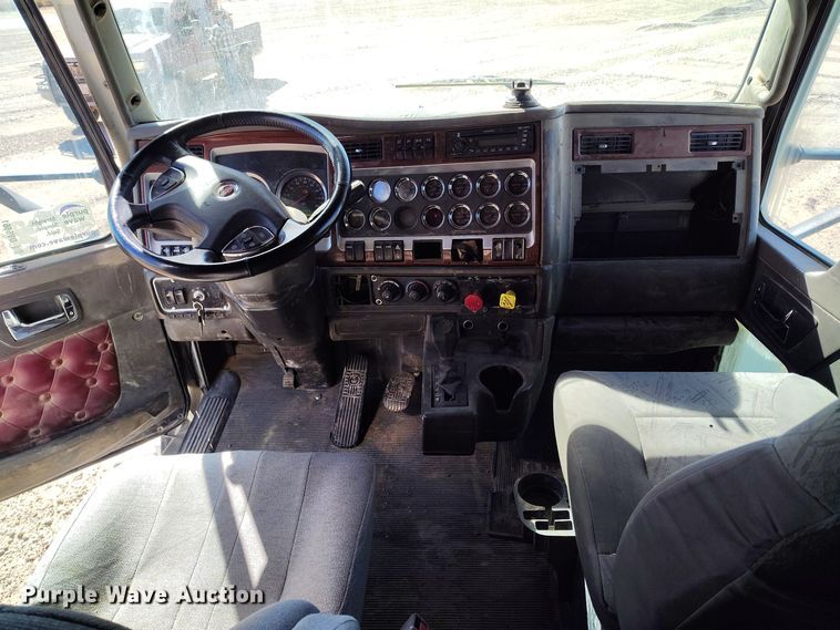 image for item DV6661 2007 Kenworth  T600 semi truck