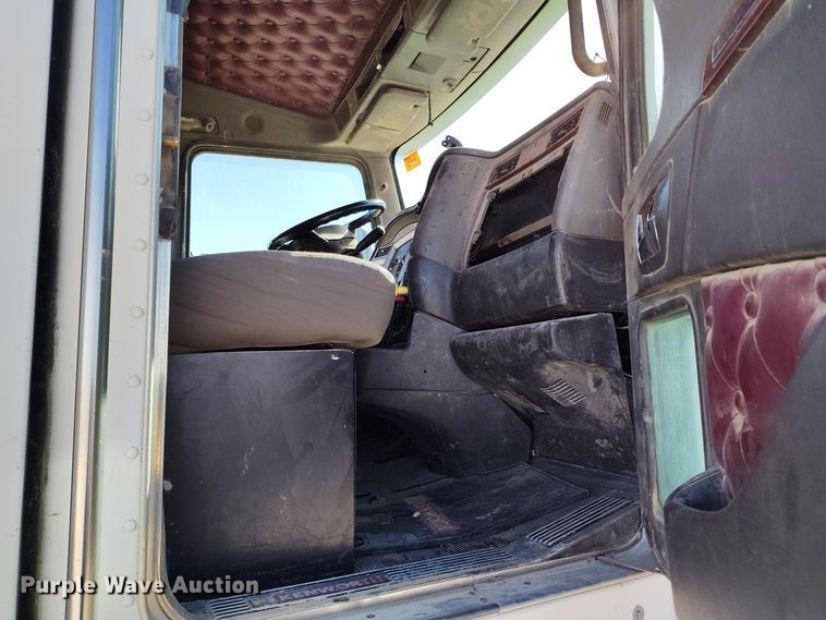 image for item DV6661 2007 Kenworth  T600 semi truck