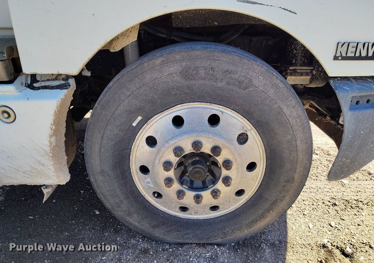 image for item DV6661 2007 Kenworth  T600 semi truck