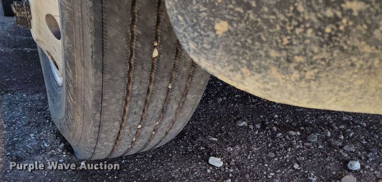 image for item DV6661 2007 Kenworth  T600 semi truck