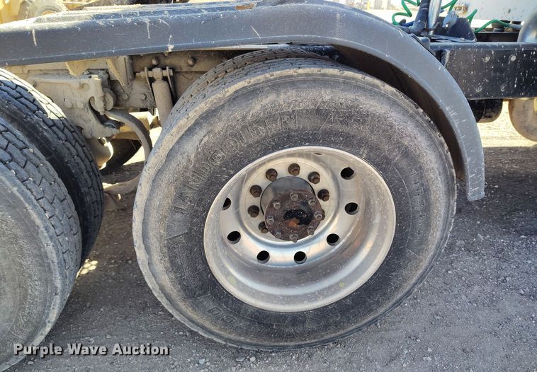 image for item DV6661 2007 Kenworth  T600 semi truck