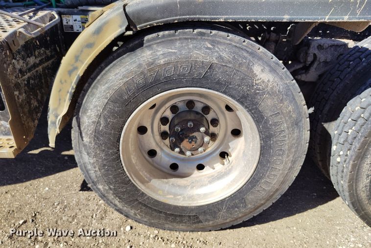 image for item DV6661 2007 Kenworth  T600 semi truck