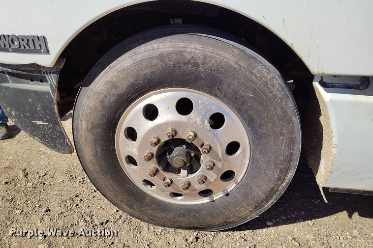 image for item DV6661 2007 Kenworth  T600 semi truck