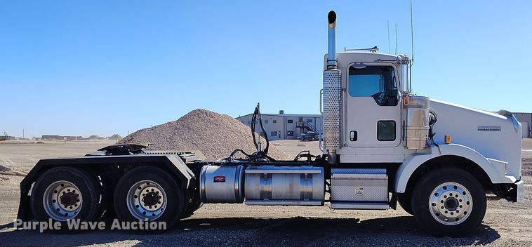 image for item DV6662 2017 Kenworth  semi truck