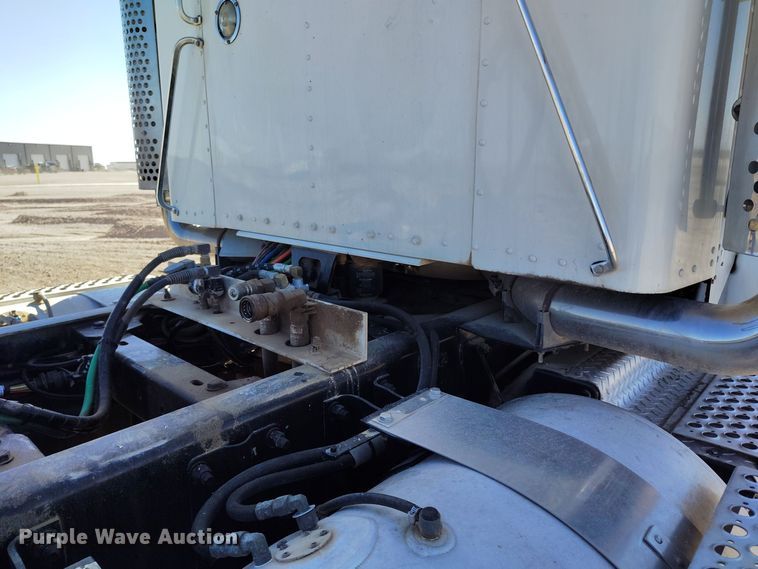 image for item DV6662 2017 Kenworth  semi truck