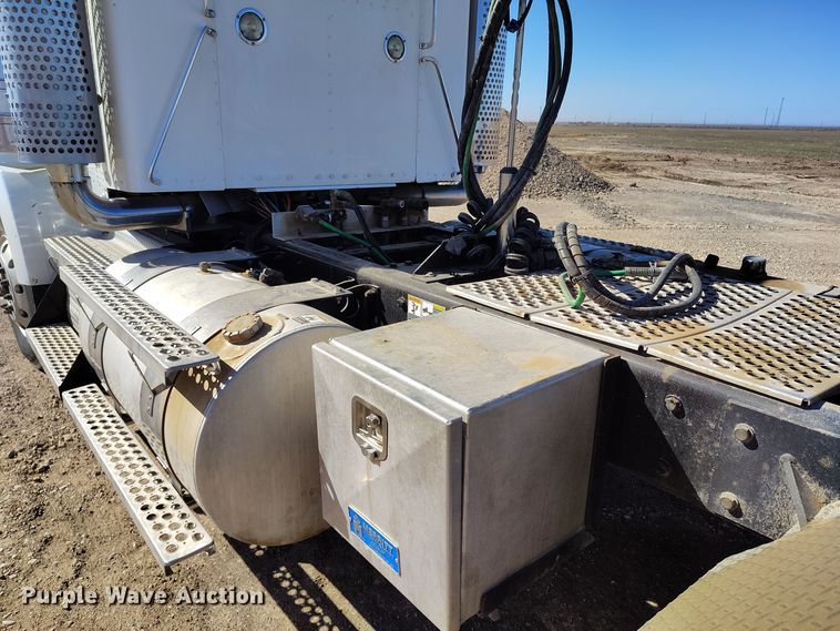 image for item DV6662 2017 Kenworth  semi truck